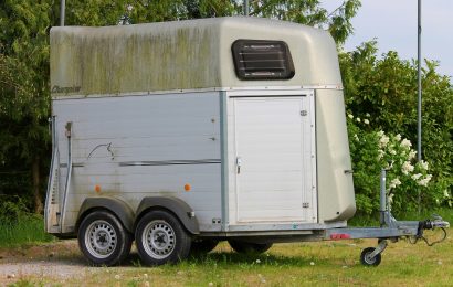 Pferdeanhänger mit roter Farbe besprüht