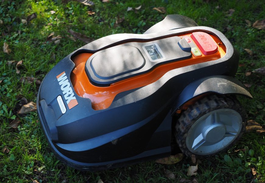 Verpackter Rasenmähroboter aus Garage in Burglengenfeld entwendet