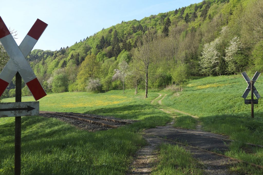 Symbolbild Andreaskreuz Feldweg Bahnübergang Pixabay