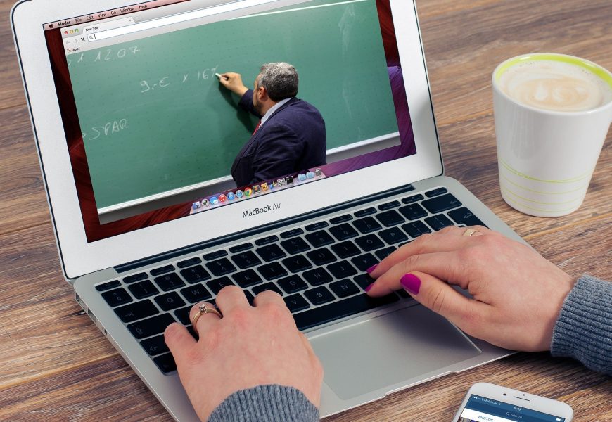 Digitale Bildung in beruflichen Schulen: Nah dran dank individuellem Newsletter