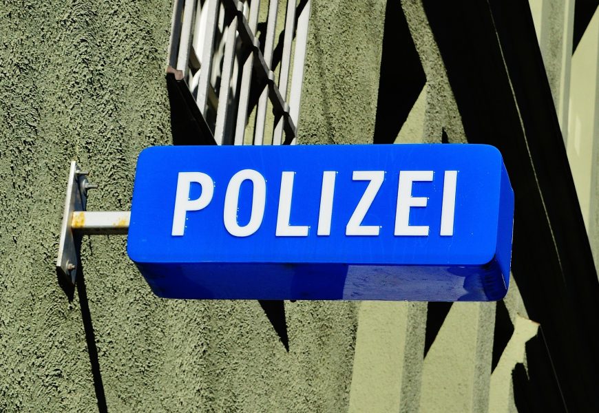 Mann fährt trotz Fahrverbot von Polizeidienststelle los