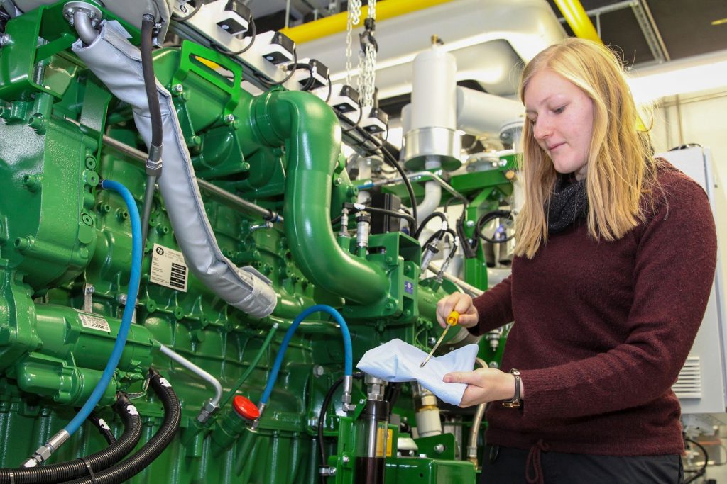 Lehre nah an der Praxis – neben der naturwissenschaftlichen und ingenieurtechnischen Ausbildung lernen Studierende in unseren modernen Laboren an Projekten zum Beispiel im Bereich Kraft-Wärme-Kälte-Kopplung. Foto: Sonja Wiesel/OTH Amberg-Weiden