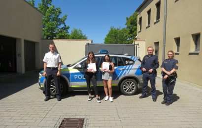 Zwei Mädchen halfen der Schwandorfer Polizei und wurden nun dafür belohnt