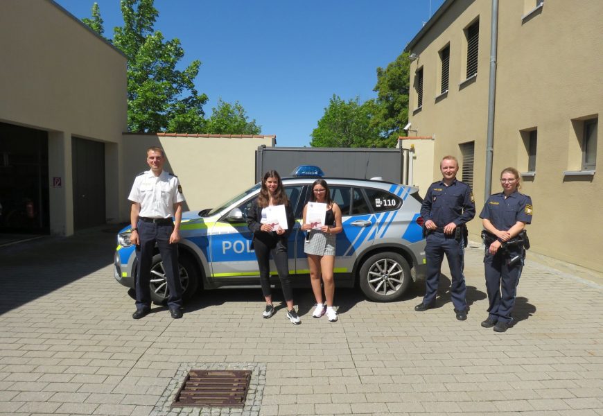 Zwei Mädchen halfen der Schwandorfer Polizei und wurden nun dafür belohnt