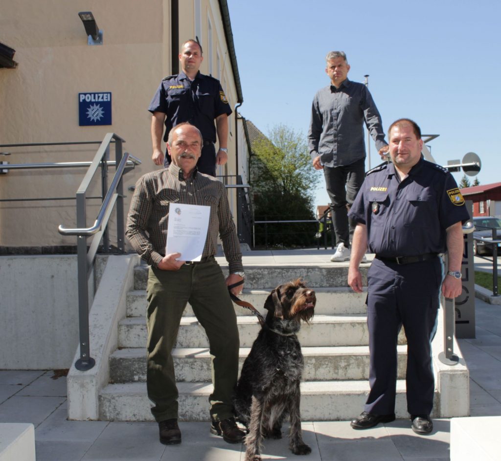 Bild zeigt: vorne links: Markus Häuslmann mit Hund Finn, neben EPHK Roland Heldwein; hinten rechts: Polizeioberkommissar Stefan Heinz, hinten links: Polizeioberkommissar Daniel Ulrich Foto: Polizei