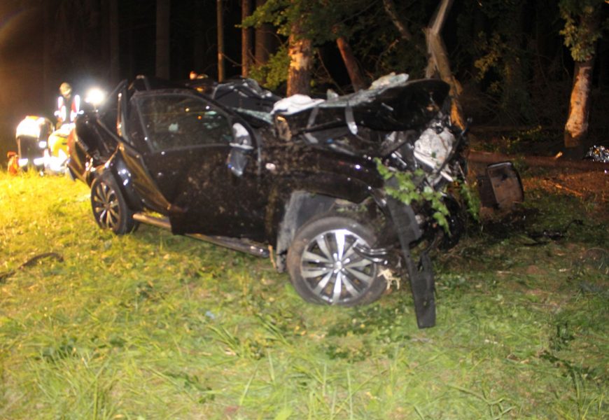 Pkw überschlägt sich, Fahrer eingeklemmt