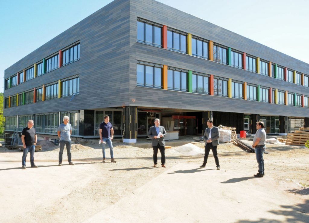 Die Walter-Höllerer-Realschule ruft mit ihrer lebendigen Fassade positive Emotionen hervor. Davon überzeugten sich nun (v.li.) Hubert Saradeth, Peter Rußwurm, Thomas Raithel (alle Gebäudemanagement Landkreis Amberg-Sulzbach), Landrat Richard Reisinger, Schulleiter Martin Zimmermann und Hans Dieter Falk (Schulte & Falk Montage GmbH).  Foto: Christine Hollederer