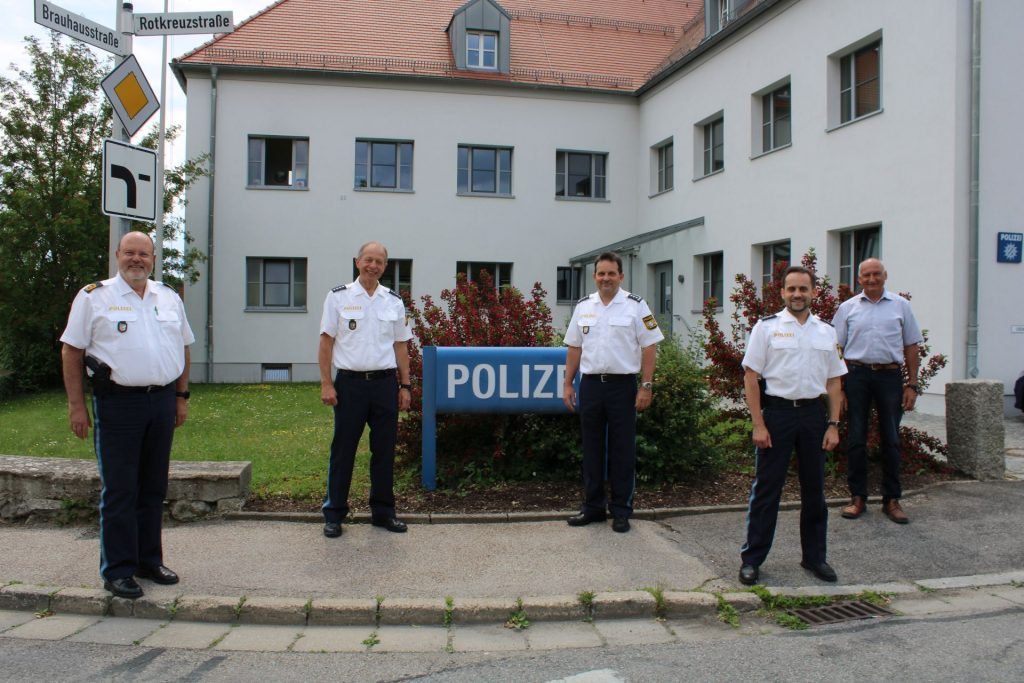 v.l.n.r.: Polizeipräsident Norbert Zink, PHK Wolfgang Eichenseer (stv. Dienststellenleiter), EPHK Karlheinz Dietl, KHK Dmitri Schreiber, Personalrat Franz Eichenseher     (Foto: Levent Kobl, PI Parsberg)