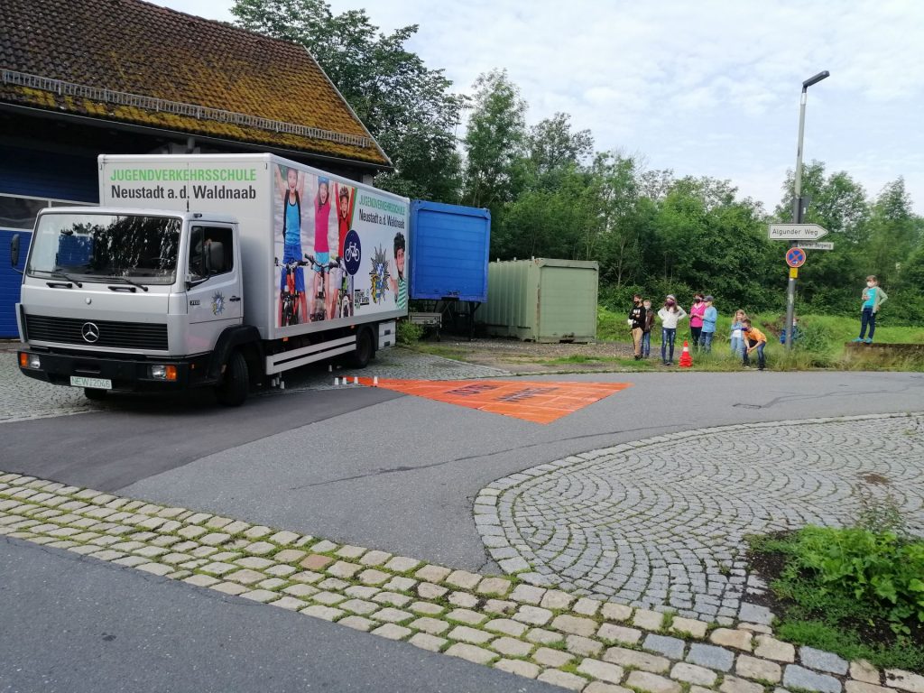 An den Pappbechern unter dem LKW erkennt man, wie falsch die Schüler das Risiko einschätzten Foto: Polizei