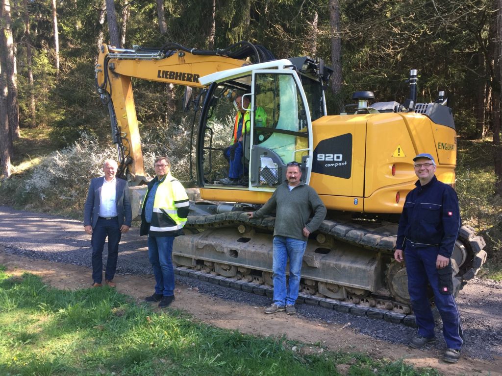 Einer der ersten Wegeabschnitte, die mit Hilfe der neuen Finanzierung gerichtet werden, ist der „Fuchshübelweg“ im Bereich des Wiesentals. Bürgermeister Roland Strehl (li.) machte sich nun zusammen mit Bautechniker Michael Pollok (2.v.li.) ein Bild von den Arbeiten. Vor Ort berichteten der Jagdvorsteher Helmut Graf (2.v.re.) und der „Wegebeauftragte“ Stefan Schönberger (re.) vom Baufortschritt und bedankten sich für die großzügige Förderung.