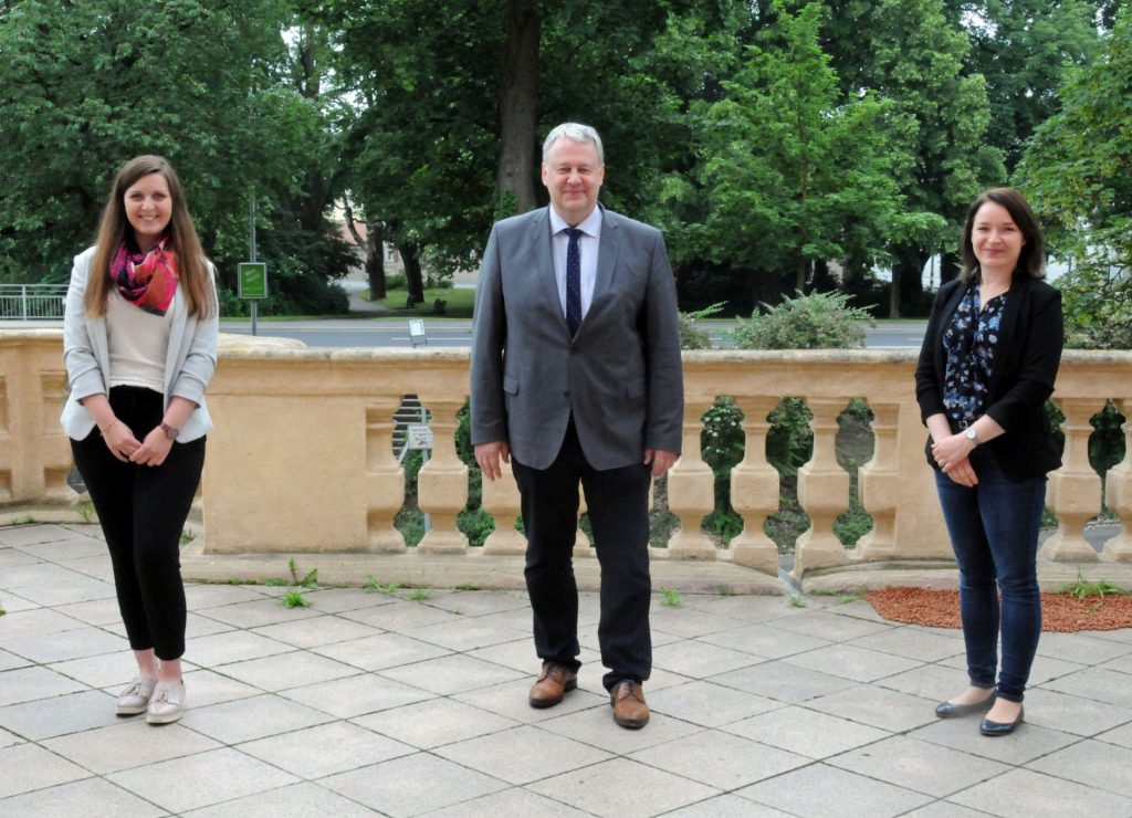 Landrat Richard Reisinger begrüßt die neue LAG-Managerin Melanie Altas (rechts) auf dem Balkon des Landratsamtes. Altas folgt auf Katharina Schenk (links), die ins Regionalmanagement wechselt.Foto: Christine Hollederer