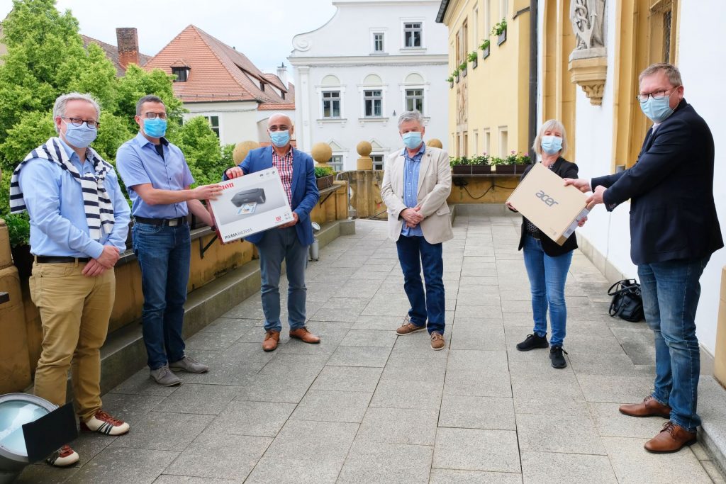 Von links nach rechts: Kulturreferent Dr. Fabian Kern, der Leiter des städtischen Schul- und Sportamts Bernhard Scheidig, Aydin Ayten (Amberger Bunt), Michael Geiss (Amberg hilft Menschen), Tanja Dandorfer (Amberger Bunt) und Oberbürgermeister Michael Cerny.  Foto: Susanne Schwab, Stadt Amberg