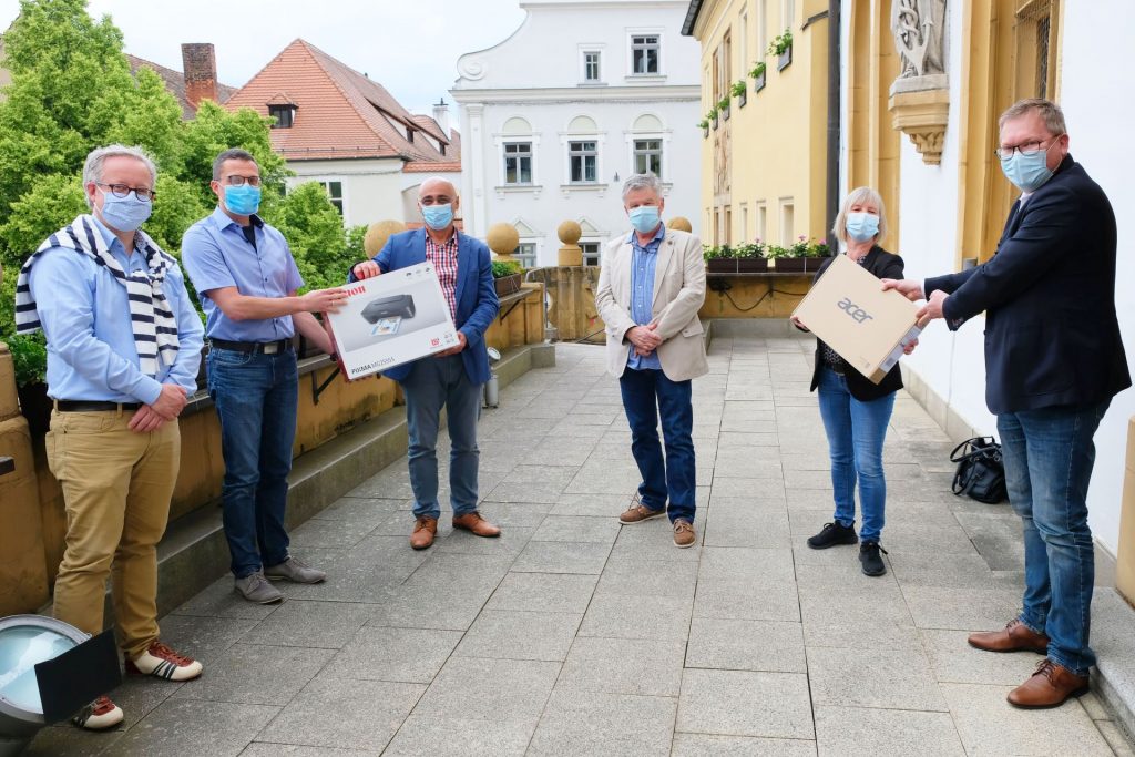 Von links nach rechts: Kulturreferent Dr. Fabian Kern, der Leiter des städtischen Schul- und Sportamts Bernhard Scheidig, Aydin Ayten (Amberger Bunt), Michael Geiss (Amberg hilft Menschen), Tanja Dandorfer (Amberger Bunt) und Oberbürgermeister Michael Cerny.  Foto: Susanne Schwab, Stadt Amberg