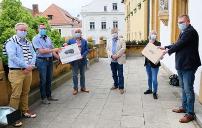 Conrad Electronic spendet Laptops für die Amberger Schulen