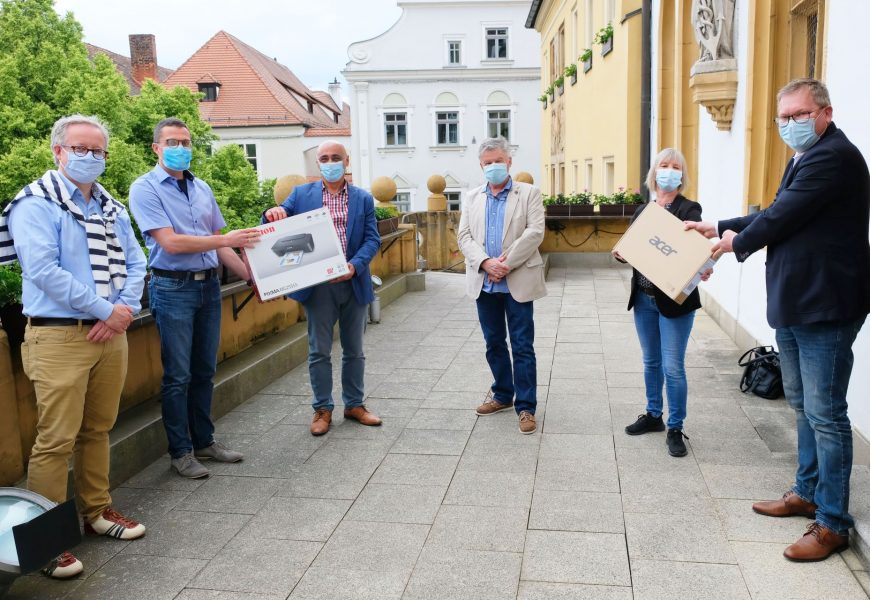 Conrad Electronic spendet Laptops für die Amberger Schulen