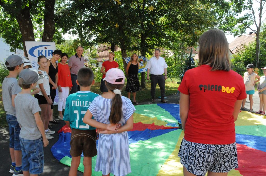 Landrat Richard Reisinger und Claudia Mai (hinten) beim Maxl Spielebus 2018 in Ebermannsdorf. Zum ersten Mal seit 37 Jahren fällt die beliebte Ferienaktion heuer aus. Foto: Spielebus / Christine Hollederer