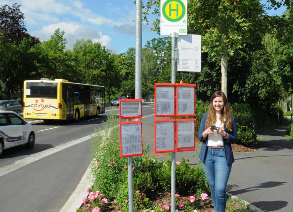 Ein kurzer Blick ins Smartphone und den Transport von A nach B checken. Künftig sollen verschiedene Verkehrsmöglichkeiten wie Busse, Sammeltaxis und Leihräder besser miteinander vernetzt und die Mobilität im Amberg-Sulzbacher Land nachhaltiger werden, freut sich die neue Regionalmanagerin Katharina Schenk. Foto: Martina Beierl