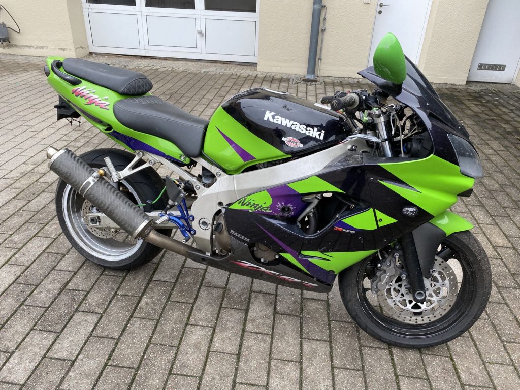 An dem Motorrad war ein widerrechtlich falsches Kennzeichen angebracht Foto: Polizei