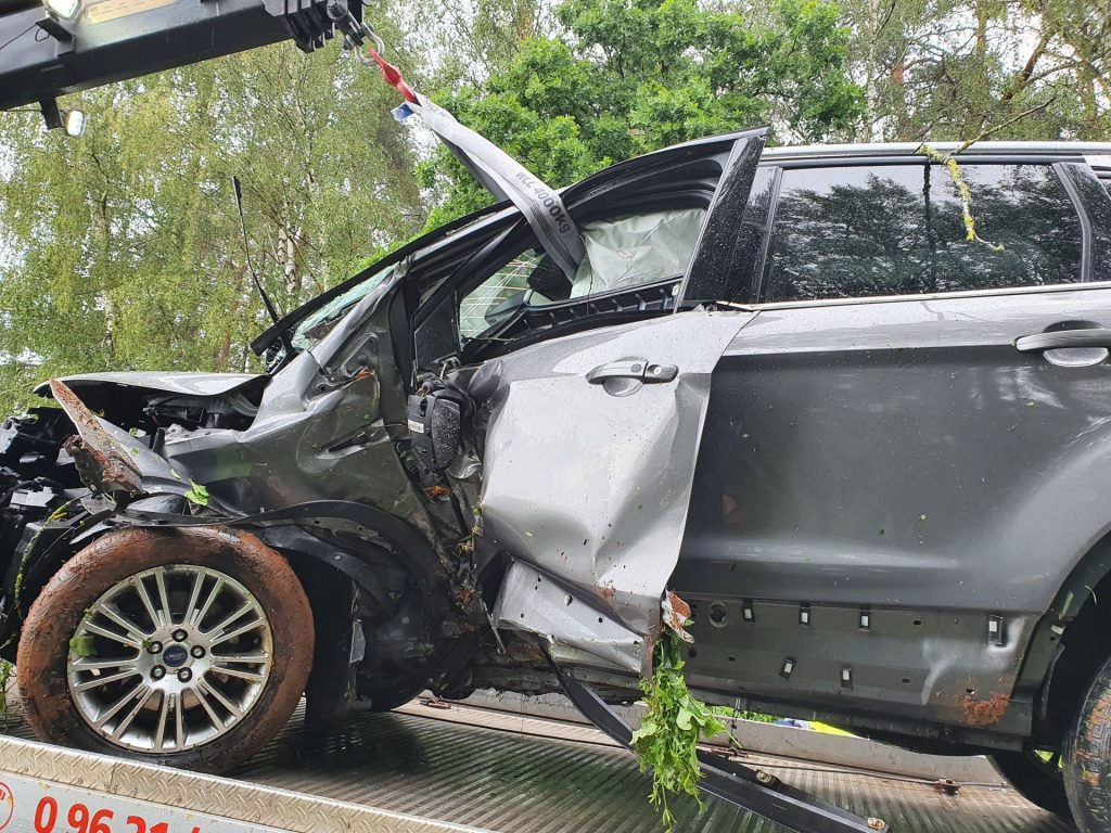 Fahrer und Beifahrerin konnten sich unverletzt selbst aus dem Wrack befreien Foto: Polizei