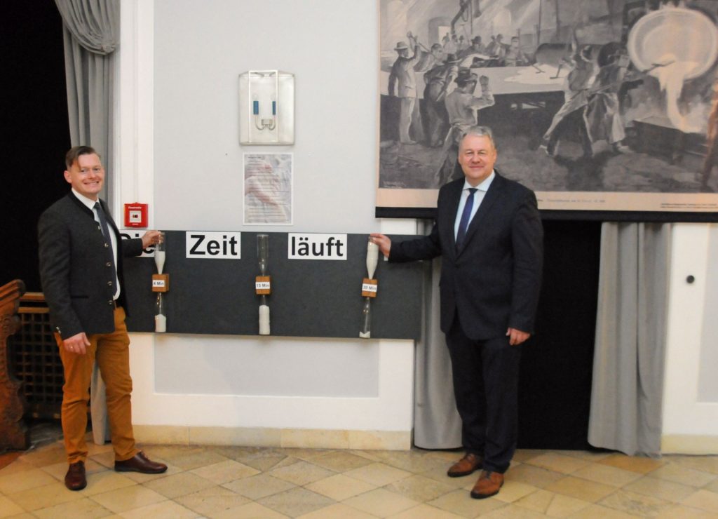 Wer hat an der Uhr gedreht? Diesmal war es nicht Paulchen Panther, sondern Landrat Richard Reisinger und Museumsleiter Dr. Martin Schreiner (li.), die die interaktive Ausstellung „Wunderwelt Sand“, in diesem Fall anhand der unterschiedlichen Sanduhren, ausprobierten. Foto: Christine Hollederer