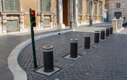 Unfallflucht vor der Polizeidienststelle in Auerbach