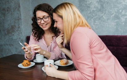 Unflätiger Gast im Cafe