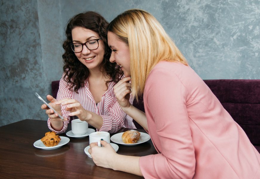 Unflätiger Gast im Cafe