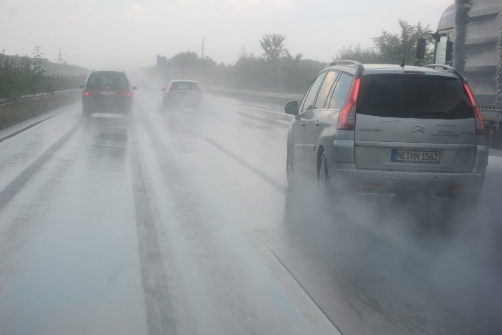 Symbolbild: Regennasse Autobahn