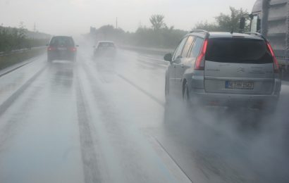 Zu schnell bei nasser Fahrbahn auf der A6