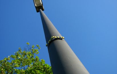 Straßenlaterne in Wenzenbach umgefahren und geflüchtet