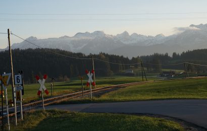 Unbekannte legen Nagelbretter auf Bahnübergang