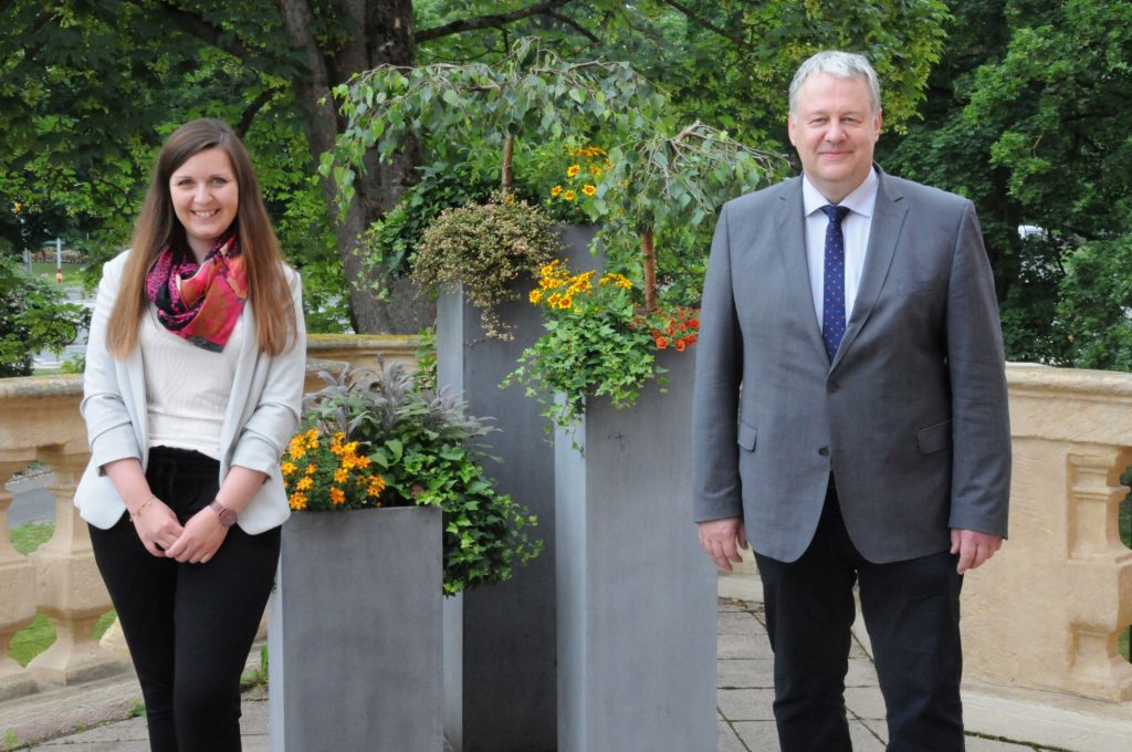 Landrat Richard Reisinger begrüßt die neue Regionalmanagerin Katharina Schenk auf dem Balkon des Landratsamtes.Foto: Christine Hollederer