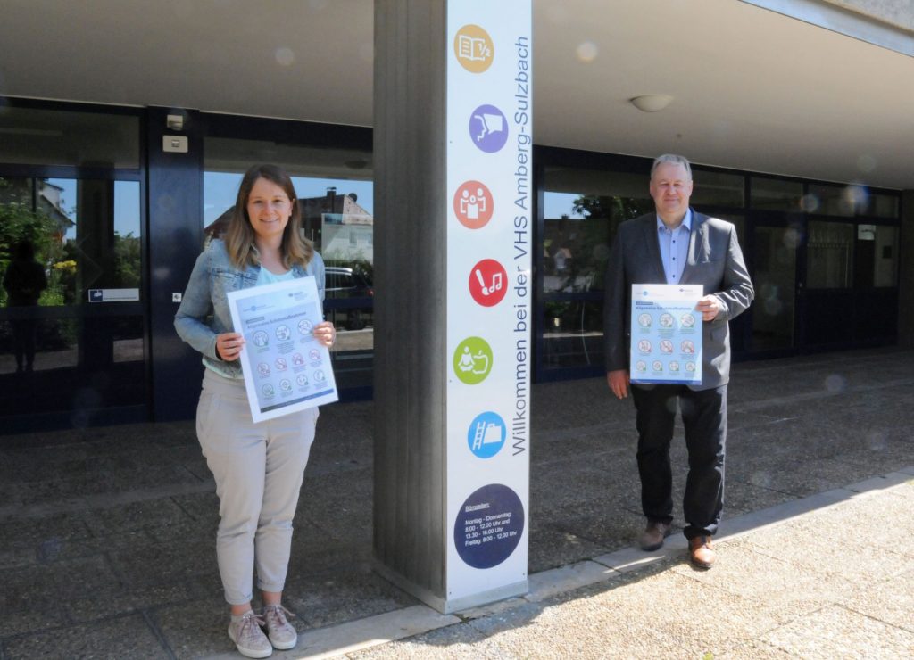 Bildung ist eine wichtige Säule im Leitbild des Landkreises. Deshalb freuen sich Landrat Richard Reisinger und vhs-Leiterin Julia Wolfsteiner, dass in der Volkshochschule Amberg-Sulzbach wieder ein Stück Normalität einkehrt.  Foto: Christine Hollederer