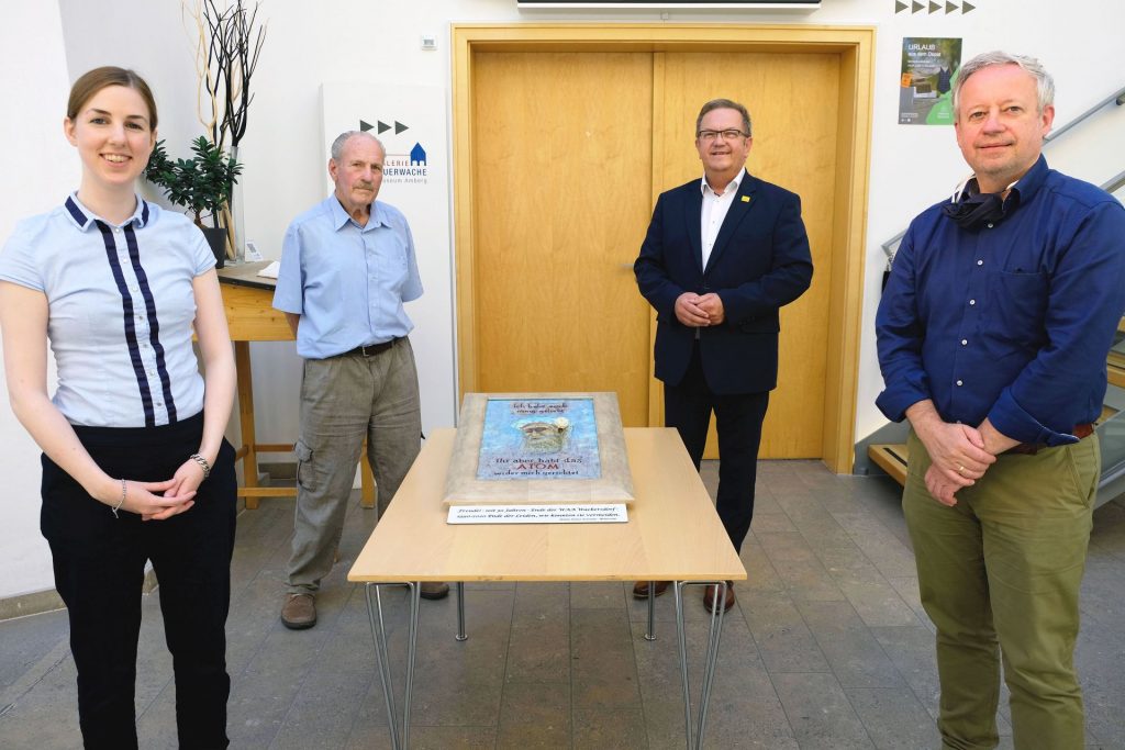 Museumsleiterin Julia Riß, Künstler Walter Heiter, Bürgermeister Martin J. Preuß und Kulturreferent Dr. Fabian Kern (v.l.n.r.) mit dem Bild, das von nun an zum Bestand des Stadtmuseums zählt. Foto: Susanne Schwab, Stadt Amberg