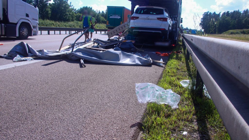 Der rumänische Autotransporter stand nach einer Panne abgesichert auf dem Standstreifen Foto: Pressedienst Wagner