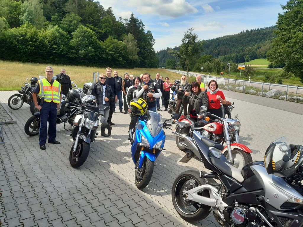 Bikergruppe aus Baden-Württemberg nach erfolgter Polizeikontrolle Foto: Polizei