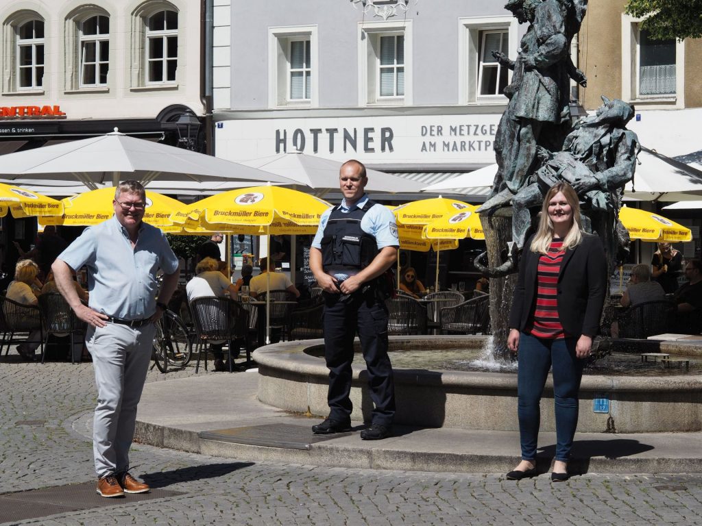 Bild (v.l.): Michael Cerny, Oberbürgermeister der Stadt Amberg sowie Verbandsvorsitzenderdes Zweckverbands Kommunale Verkehrssicherheit Oberpfalz, Tommy Dörner, Leitung ruhender Verkehr des ZV KVS Oberpfalz und Sandra Schmidt, Geschäftsführerin des ZV KVS Oberpfalz bei der Vorstellung des Kommunalen Ordnungsdiensts in Amberg. Bildquelle: Nadine Meier/ZV KVS