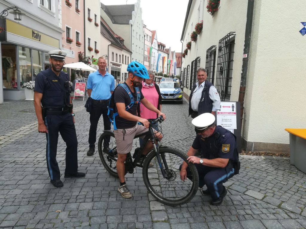 Der abgebildete Radfahrer (Lukas Stark) ist der Polizei persönlich bekannt und mit der Veröffentlichung des Fotos einverstanden Foto: Polizei