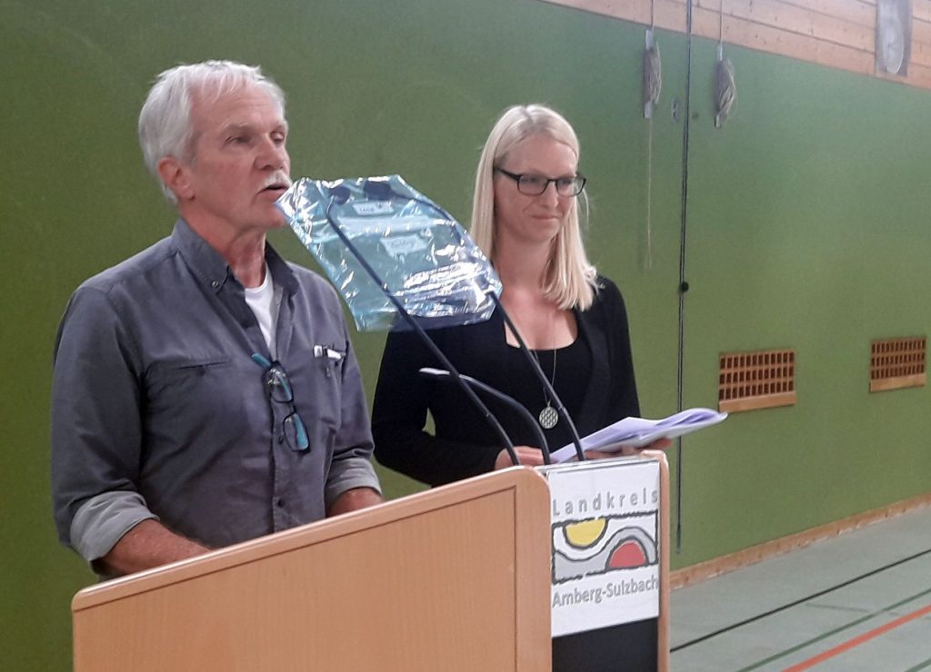 Herbert Harth und Linda Kramer stellten dem Bauausschuss die Umgestaltung des großen Saals im Kultur-Schloss Theuern vor. Foto: Christine Hollederer