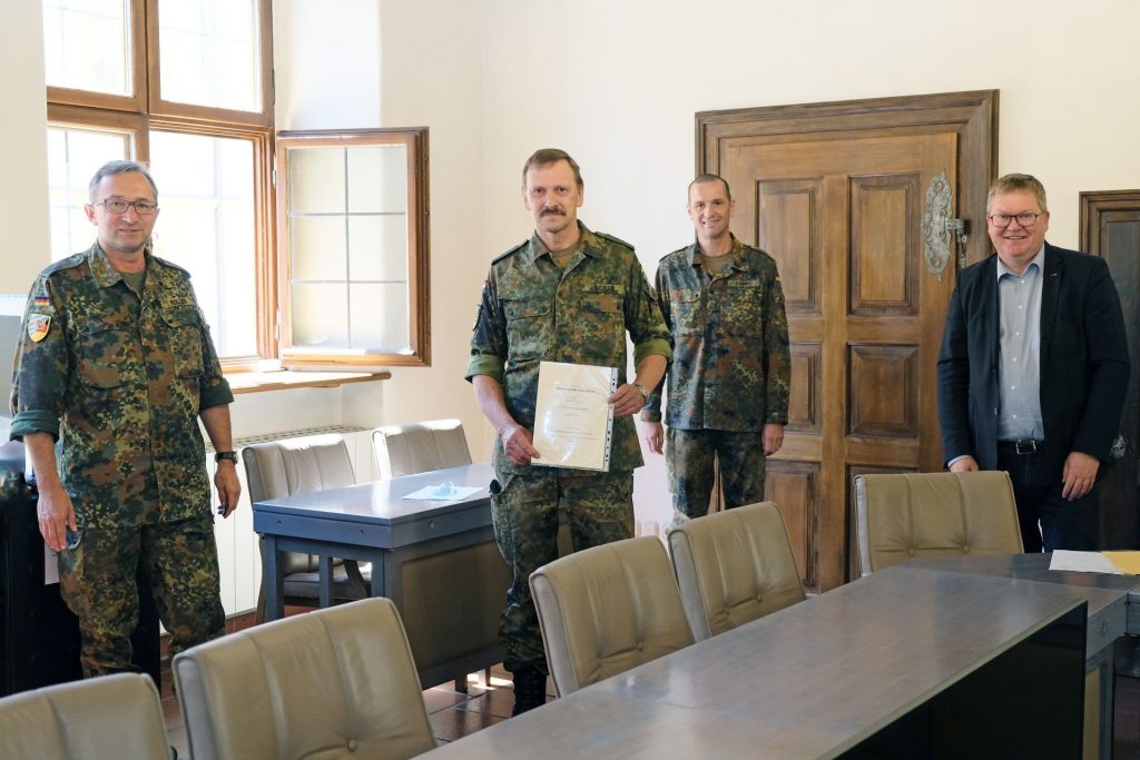 Oberürgermeister Michael Cerny, Oberstleutnant Thorsten Klapp, der frisch gebackenen Hauptmann der Reserve Franz Anton Sertl mit seiner Ernennungsurkunde sowie der Leiter des Kreisverbindungskommandos Stephan Koller. Foto: Susanne Schwab, Stadt Amberg