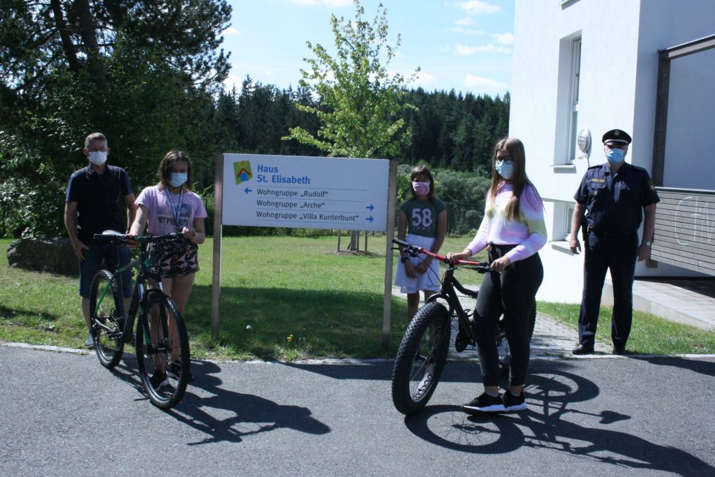 v.l. Bereichsleiter Lanzendörfer, Kinder des KH mit den Rädern, PHK G. Fritsch Quelle: Polizei