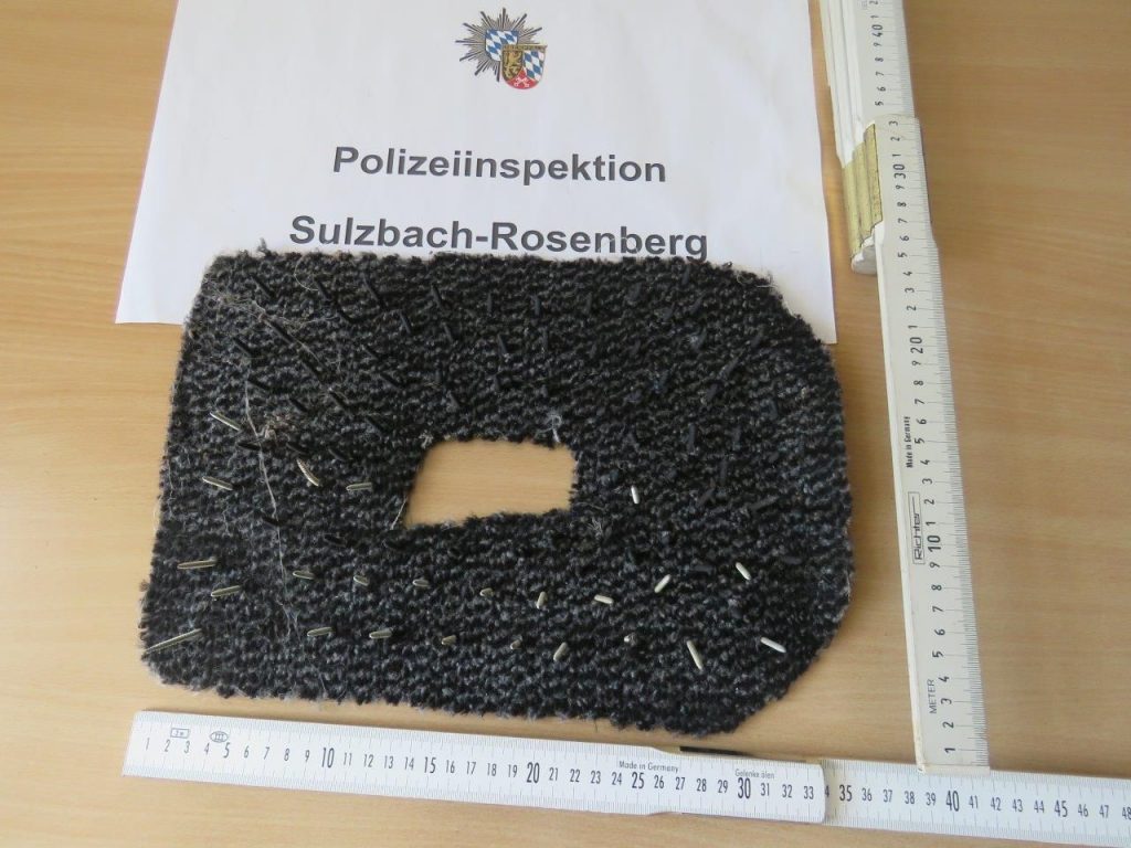 Das anthrazitfarbene Teppichbodenstück, gespickt mit insgesamt 87 Schrauben lag auf dem Mittelstreifen Foto: Polizei