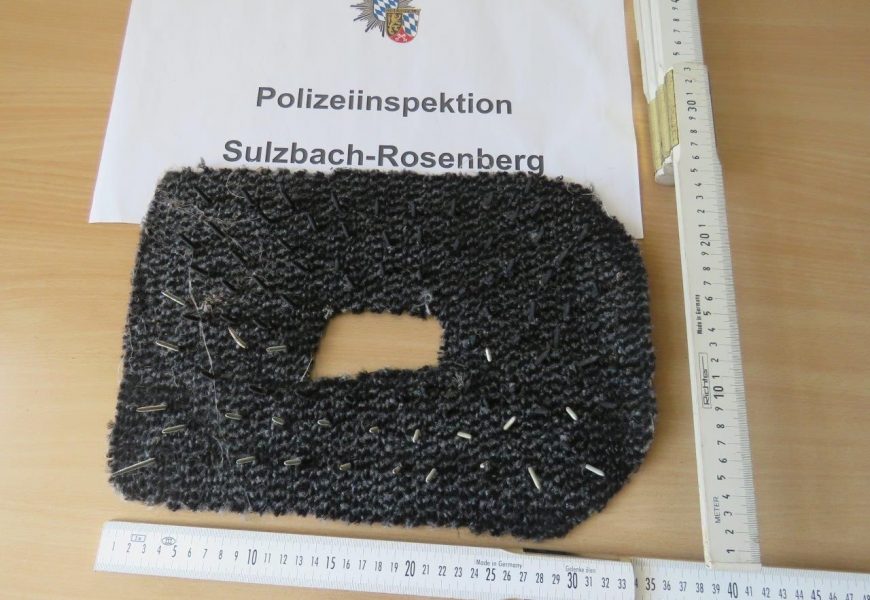 Nagelteppich auf der Straße in Sulzbach-Rosenberg ausgelegt