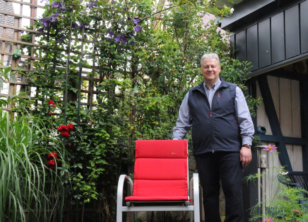 Landrat Richard Reisinger in seinem Garten. Die Momente, in denen Landrat Richard Reisinger entspannt im Garten sitzen und Flora und Fauna genießen kann, sind aufgrund der Aufgabenfülle eines Landrats allerdings rar gesät. Foto: Christine Hollederer