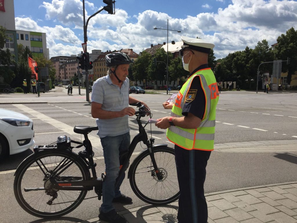 Polizist im Gespräch mit einem Senioren  Foto: Franziska Meinl 