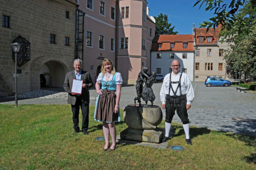 Die Kirwan sind gelebtes Brauchtum im Landkreis Amberg-Sulzbach. Nun sollen sie nach dem Willen von Landrat Richard Reisinger, Tourismusfachwirtin Regina Wolfohr und Dieter Kohl, dem Kirwabeauftragten des Landkreises (v.li), Immaterielles Kulturerbe werden.  Foto: Christine Hollederer