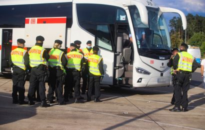 Vier vorläufige Festnahmen nach Kontrolle eines Reisebusses
