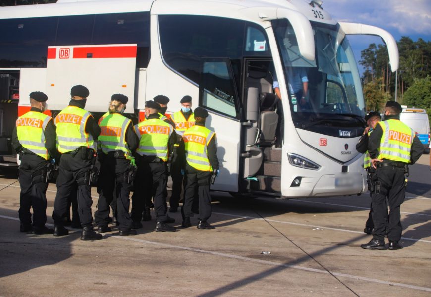 Vier vorläufige Festnahmen nach Kontrolle eines Reisebusses