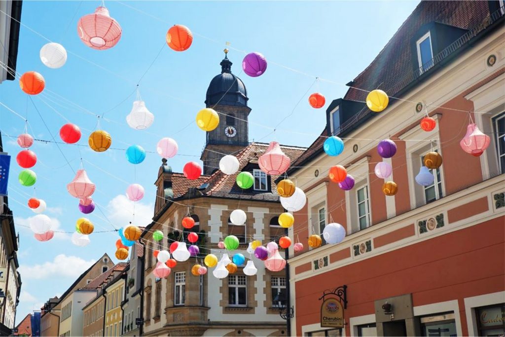 VerDie Lampions sorgen für Urlaubsstimmung in Amberg. Foto: Verena Fitzgeraldena Fitzgerald