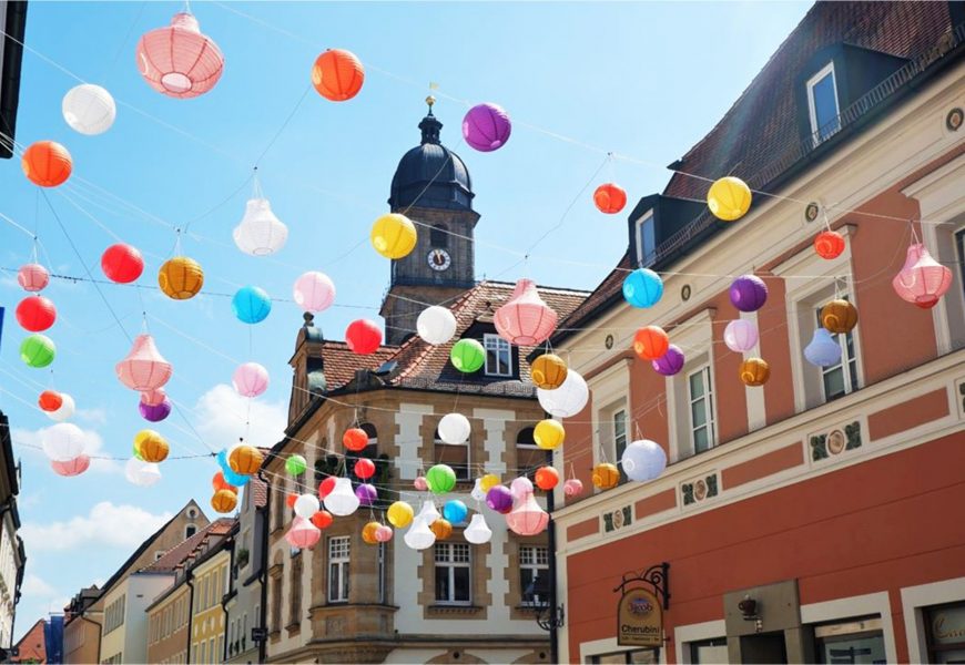 Amberger leuchtet bunt – Lampions als Farbtupfen in der Georgenstraße